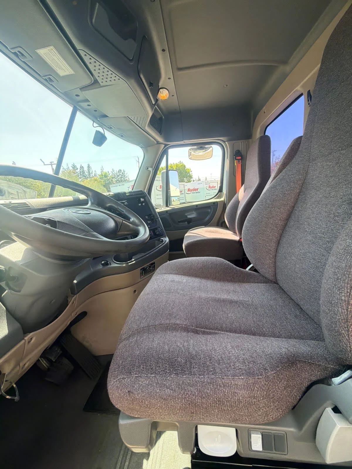 2019 Freightliner Cascadia in Pomona, CA — photo 7