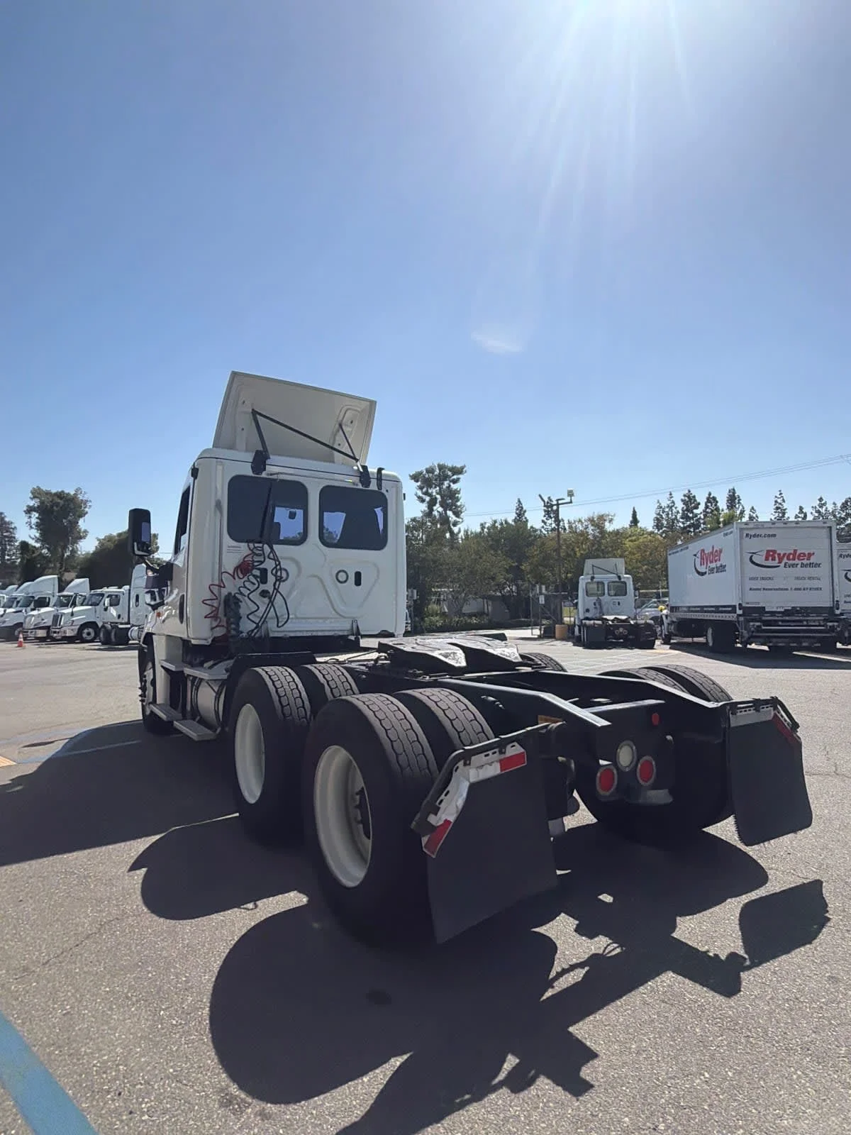2019 Freightliner Cascadia in Pomona, CA — photo 6