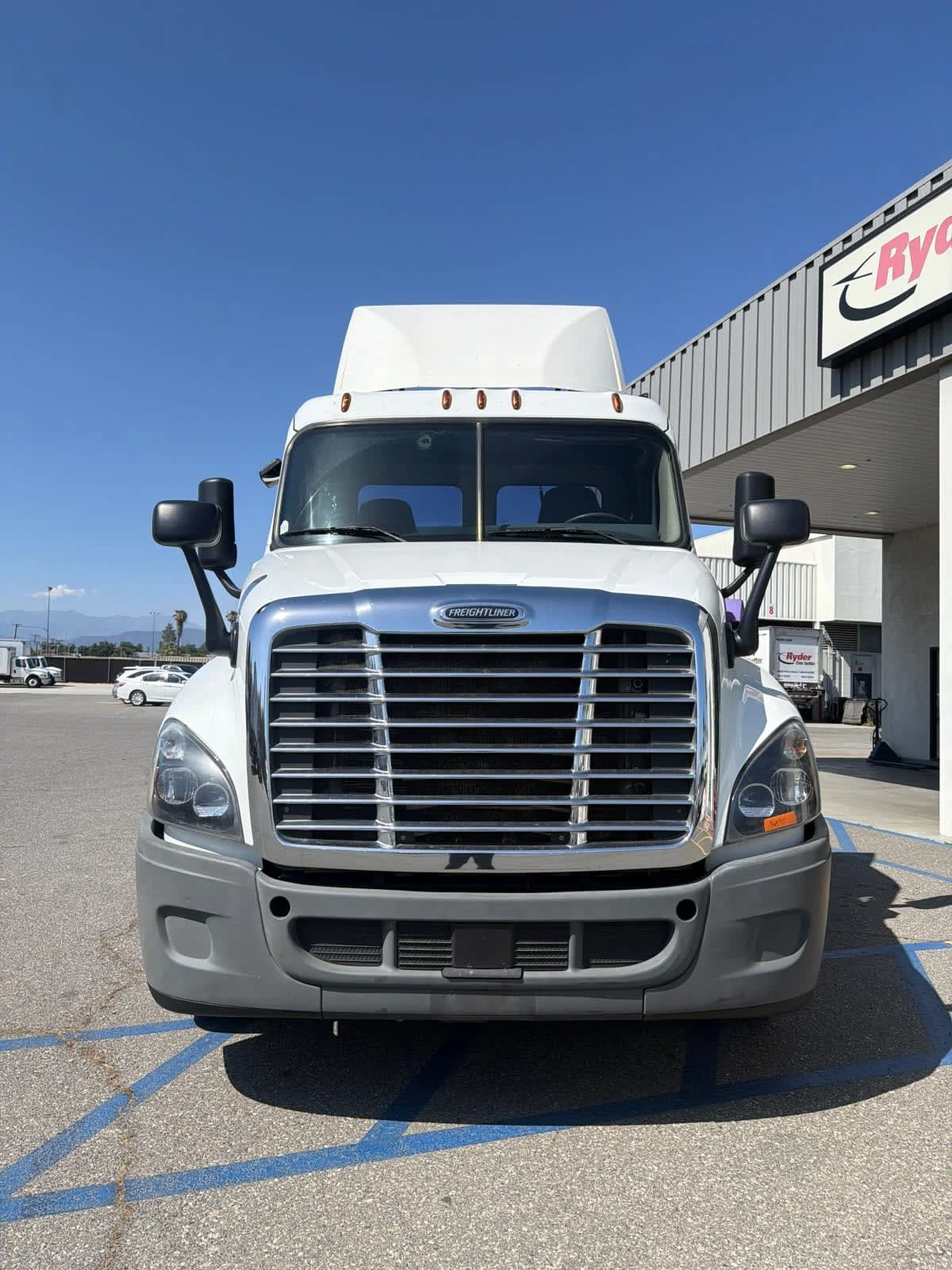 2019 Freightliner Cascadia in Pomona, CA — photo 2