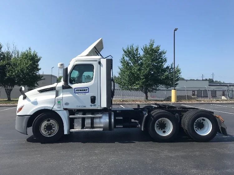 2021 Freightliner Cascadia in Lancaster, PA — photo 4