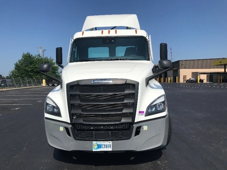2021 Freightliner Cascadia in Lancaster, PA — photo 2