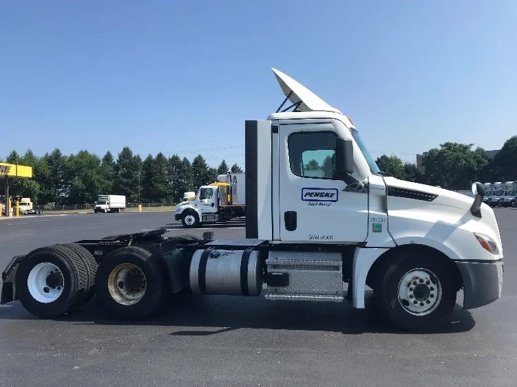 2021 Freightliner Cascadia in Lancaster, PA — photo 8