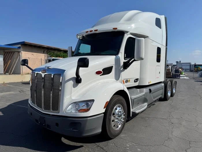 2021 Peterbilt 579 - image 2