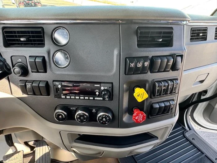 2021 Peterbilt 579 - image 14