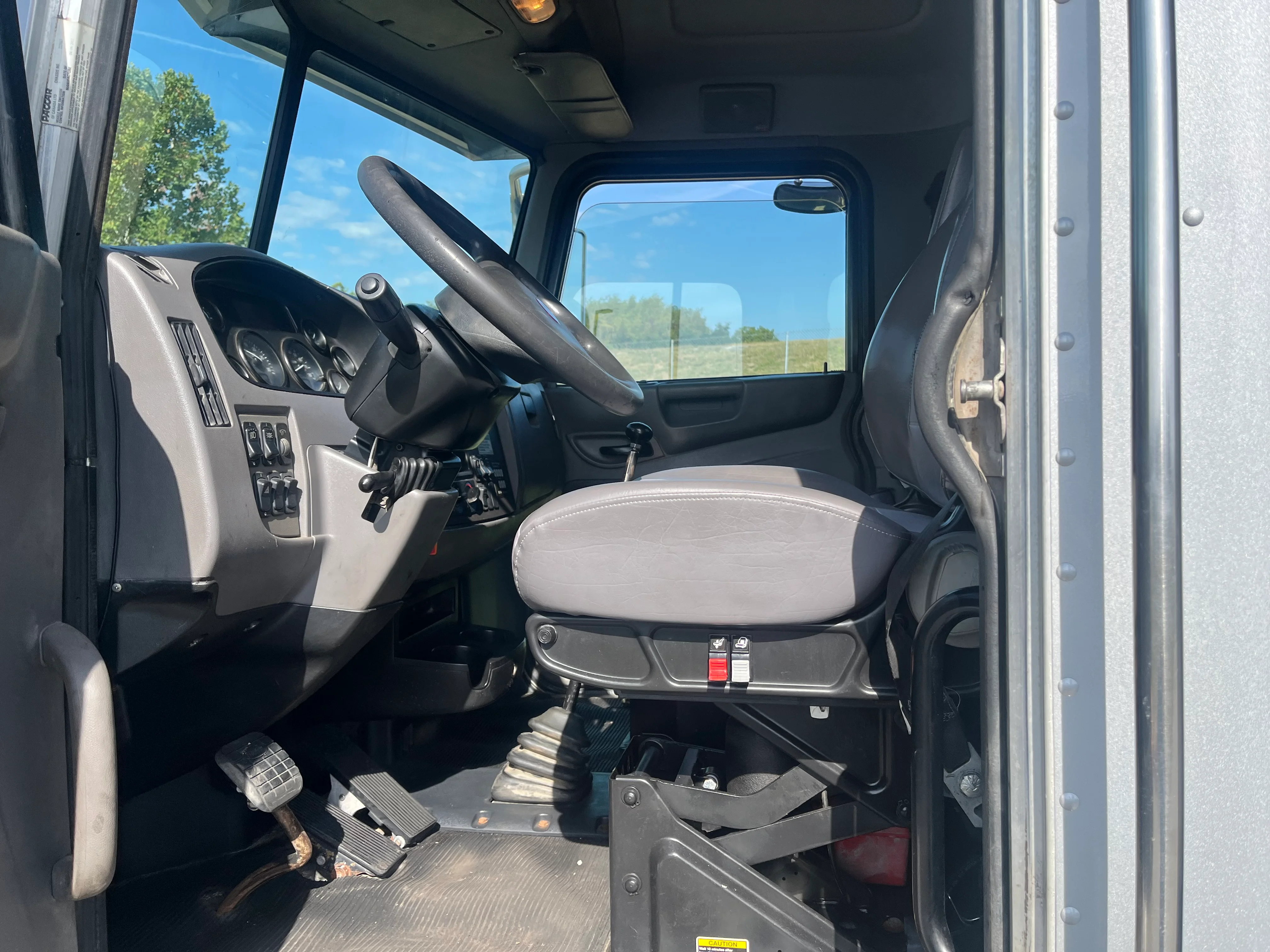 2014 Peterbilt 337 - image 11