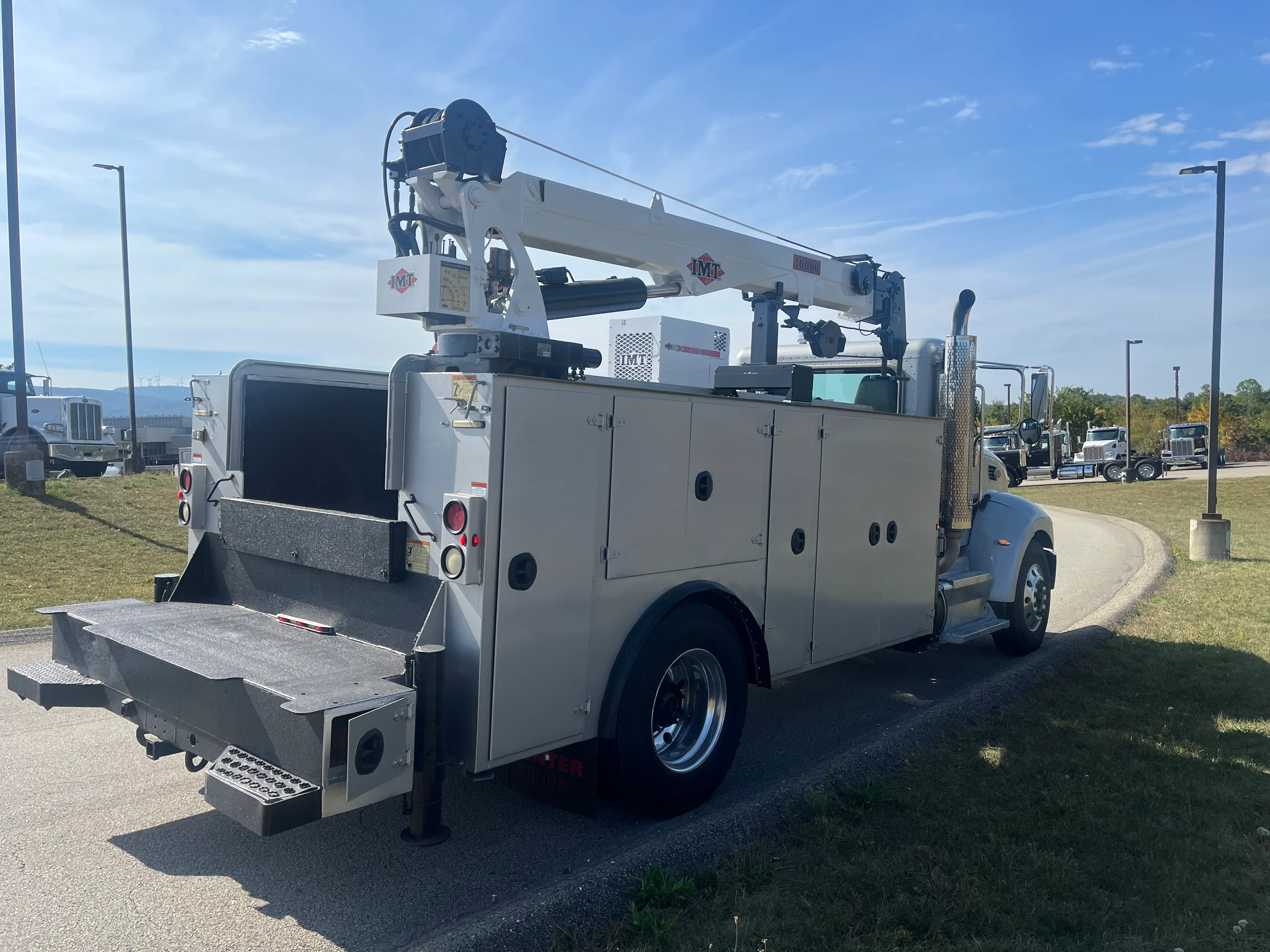 2014 Peterbilt 337 - image 4