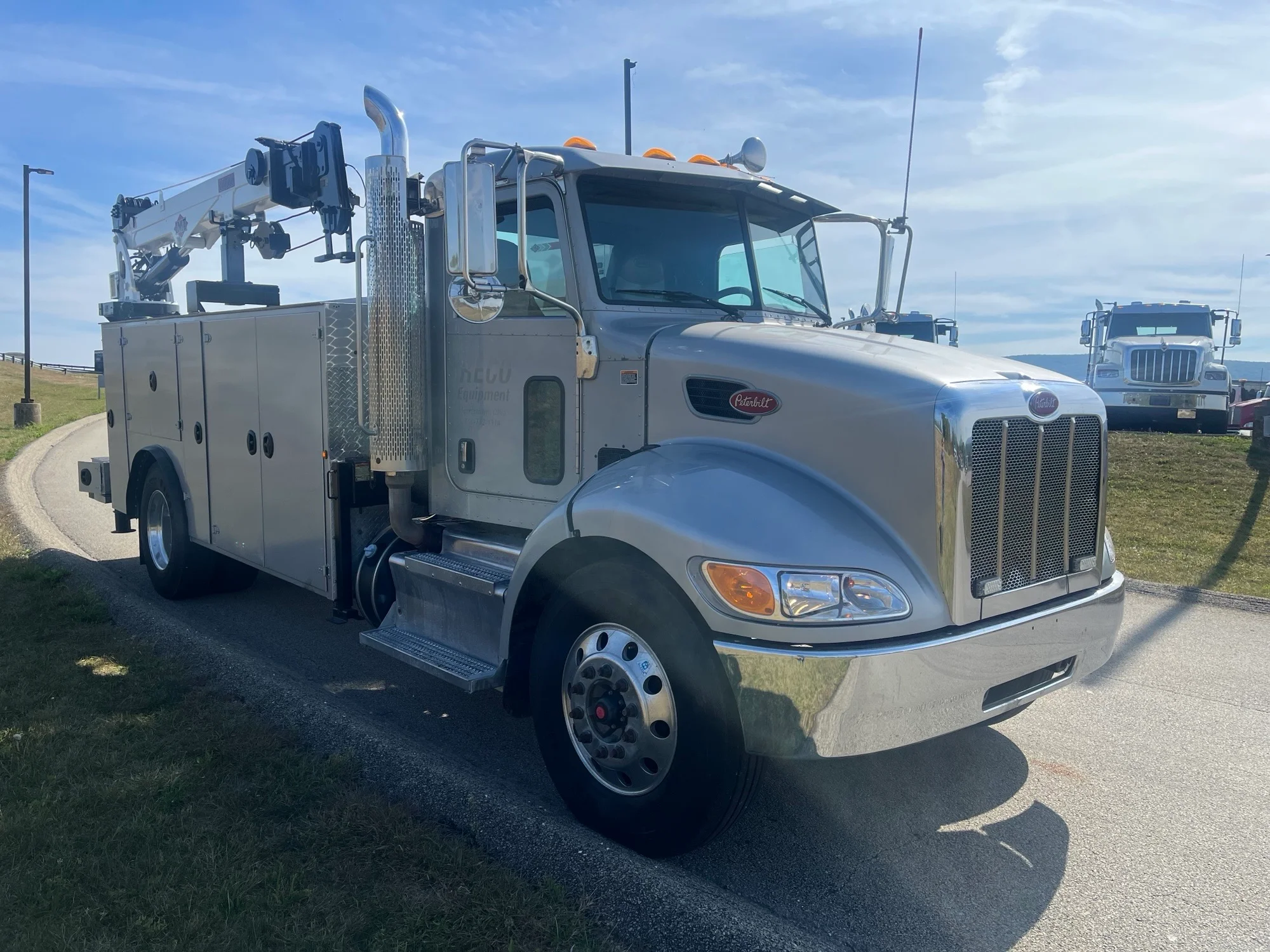 2014 Peterbilt 337 - image 5