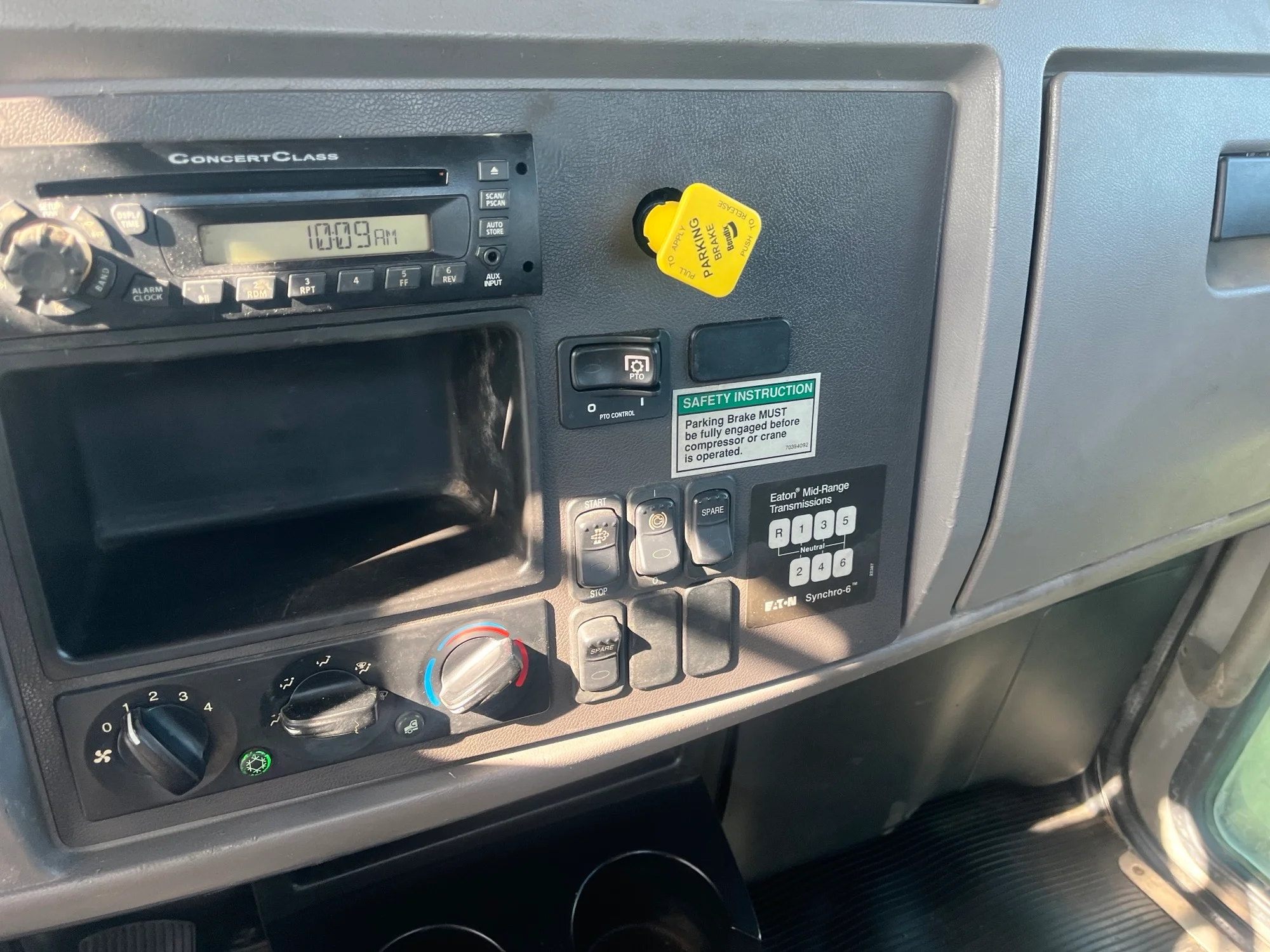 2014 Peterbilt 337 - image 12