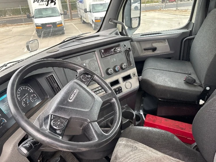 2019 Freightliner Cascadia - image 10