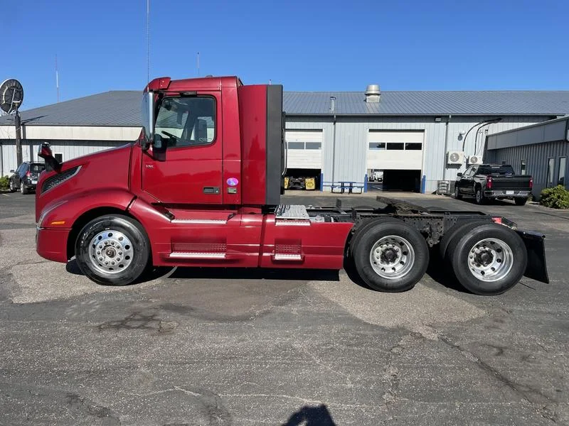 2019 Volvo VNL 300 in Sauk Rapids — photo 2