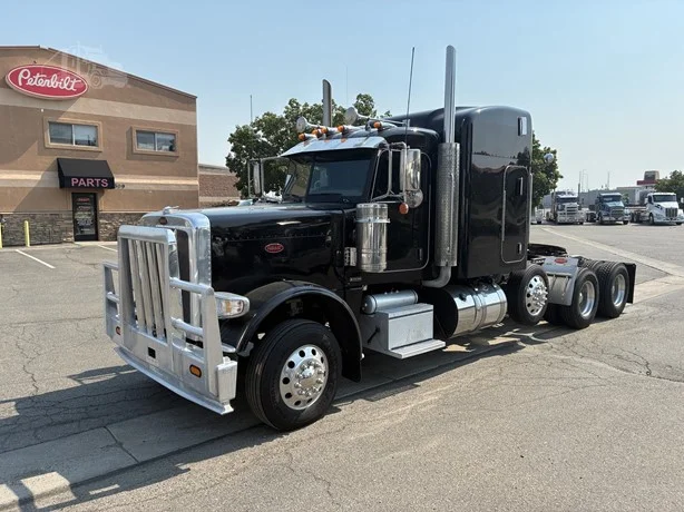 2023 Peterbilt 389