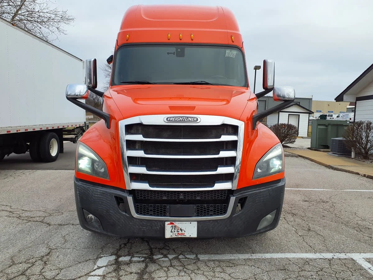 2020 Freightliner Cascadia - image 2