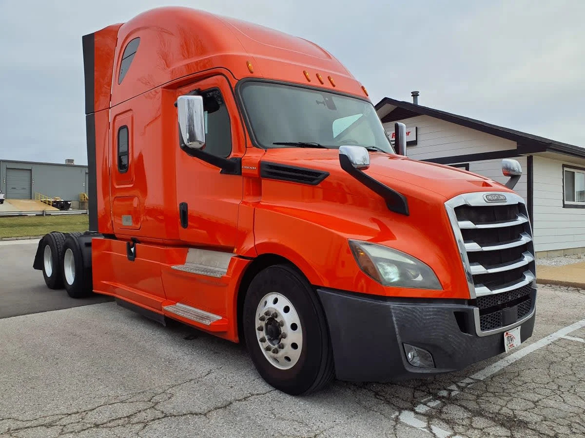 2020 Freightliner Cascadia - image 3