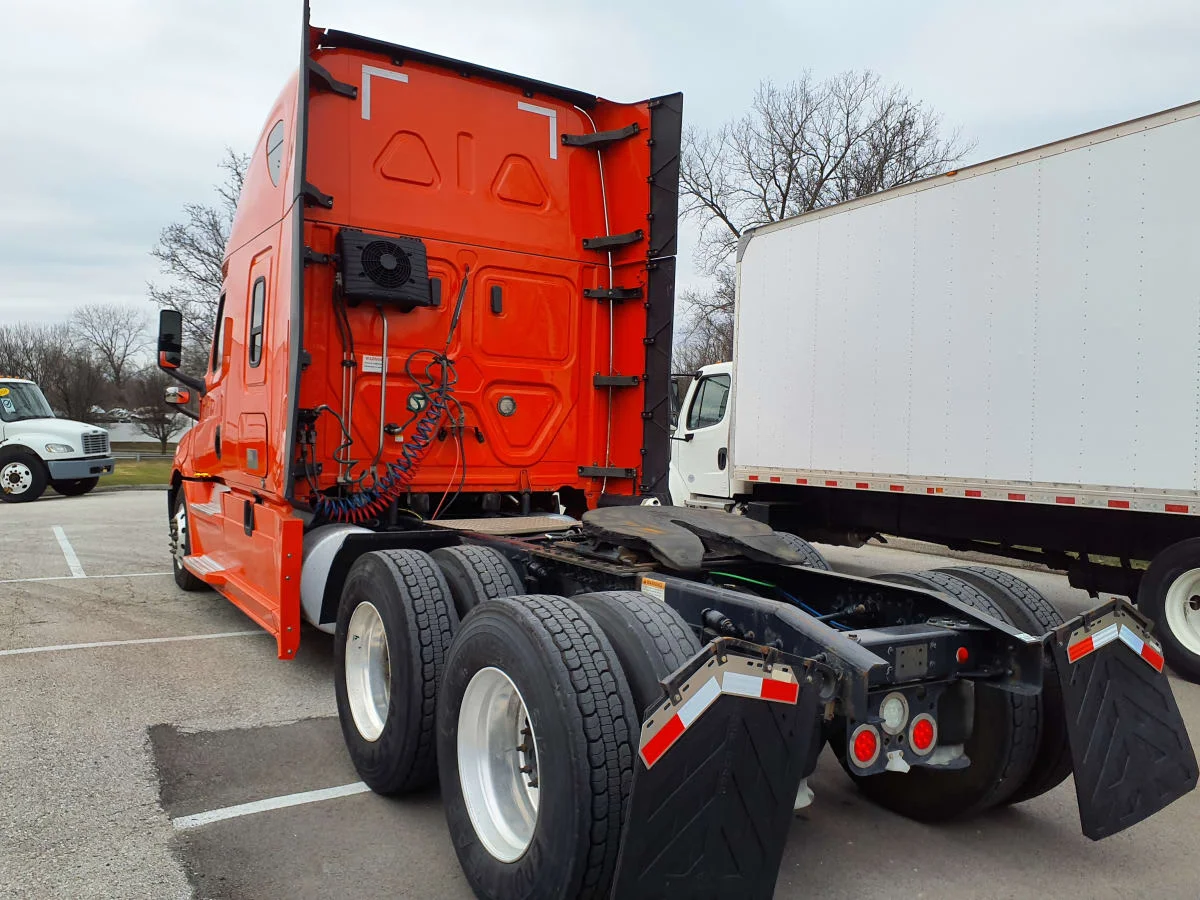 2020 Freightliner Cascadia - image 6