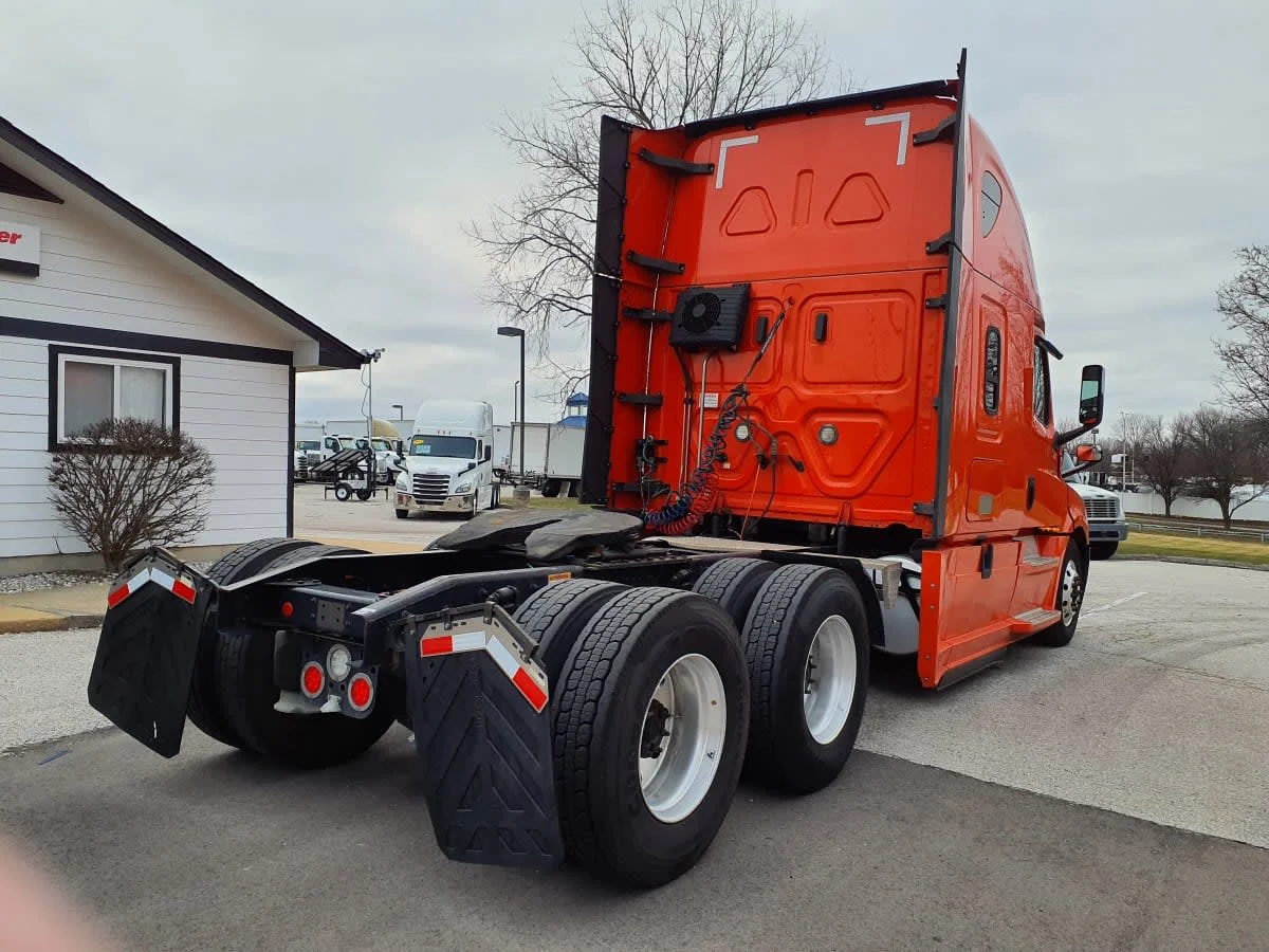 2020 Freightliner Cascadia - image 4
