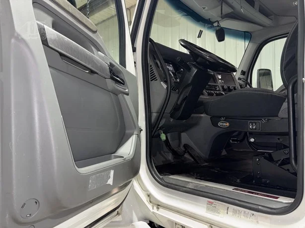 2018 Kenworth T680 - image 13