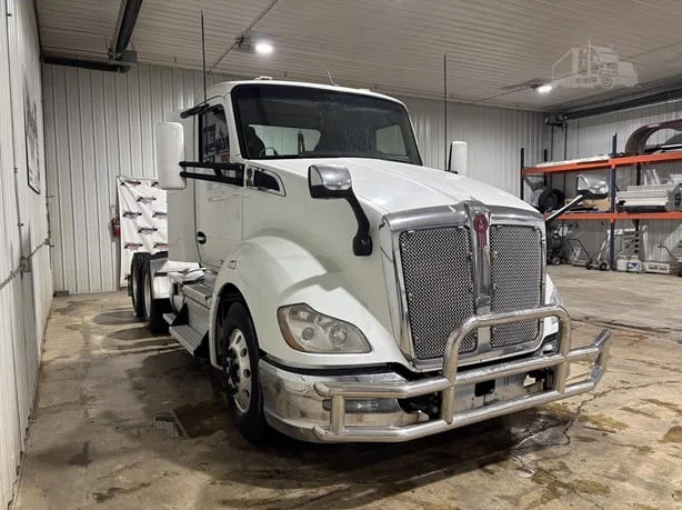 2018 Kenworth T680 - image 2