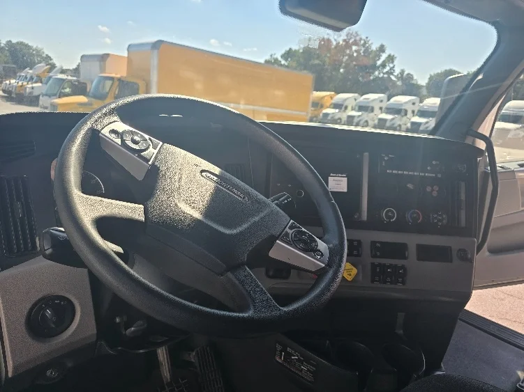 2022 Freightliner Cascadia - image 10