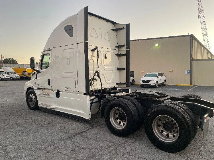 2022 Freightliner Cascadia - image 5
