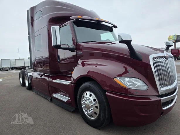 2023 International LT - image 7