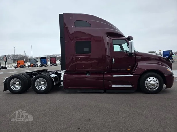 2023 International LT - image 6