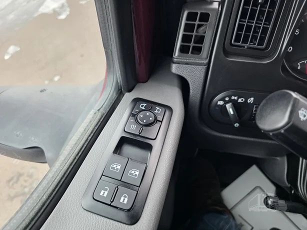 2023 International LT - image 32