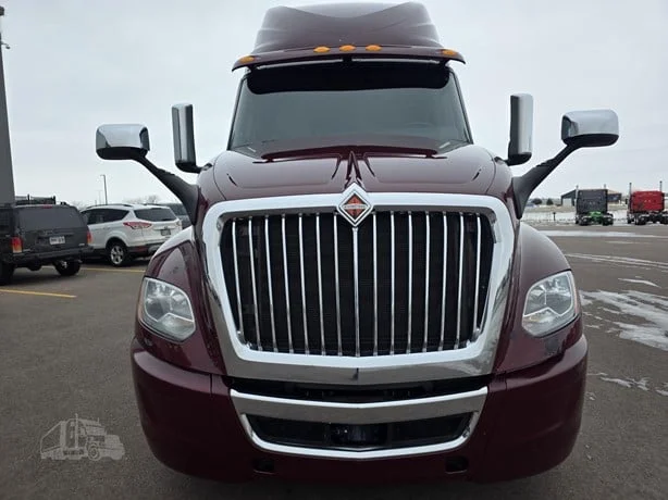 2023 International LT - image 8