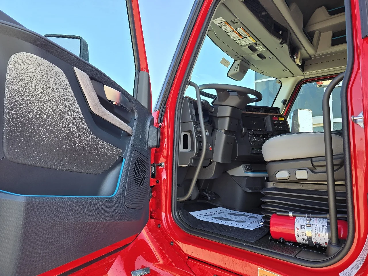 2027 Volvo VNL 860 in Toledo, OH — photo 7