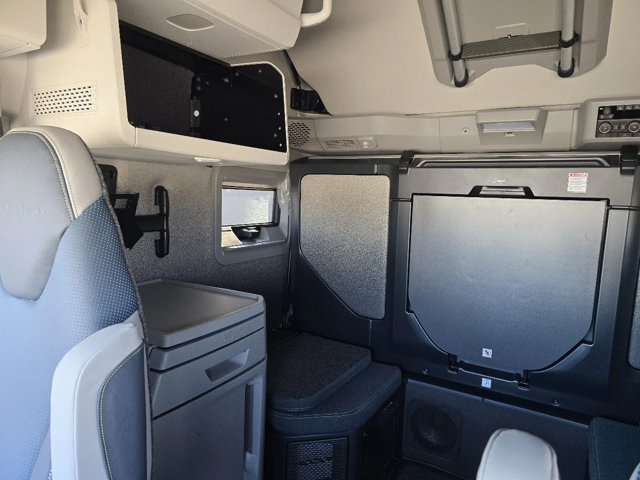 2027 Volvo VNL 860 in Toledo, OH — photo 10
