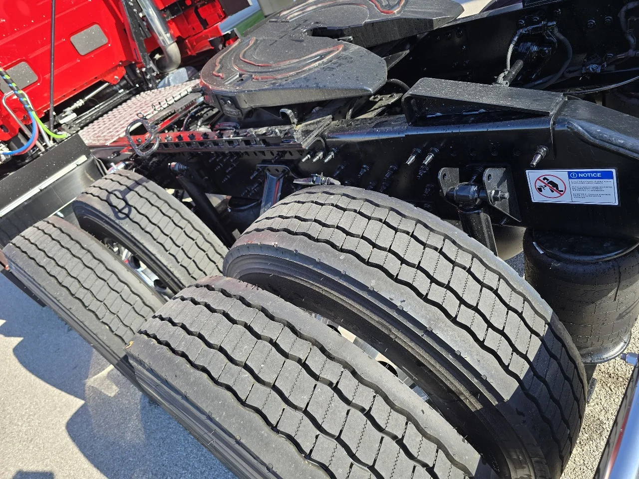 2027 Volvo VNL 860 in Toledo, OH — photo 13