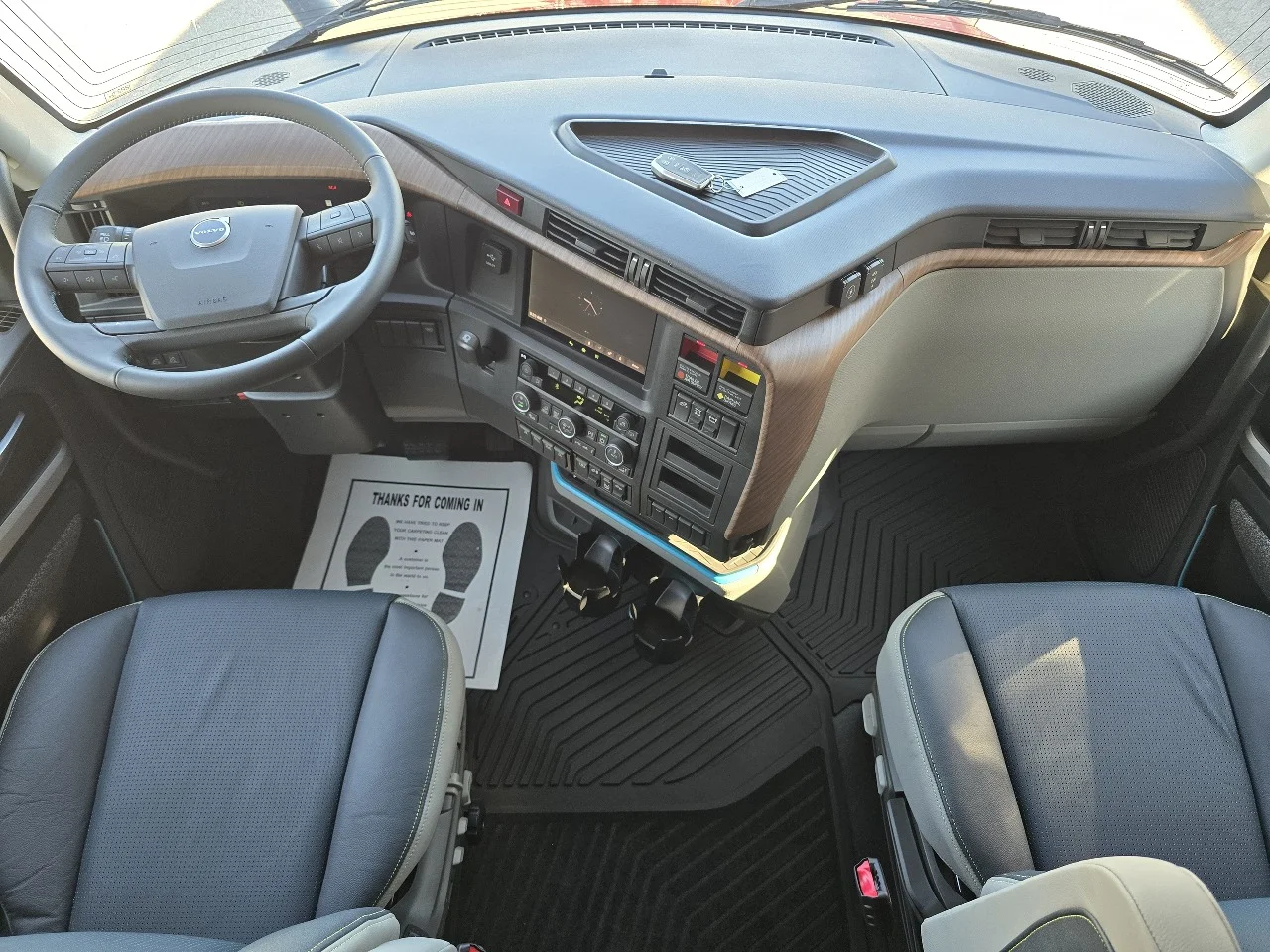 2027 Volvo VNL 860 in Toledo, OH — photo 9