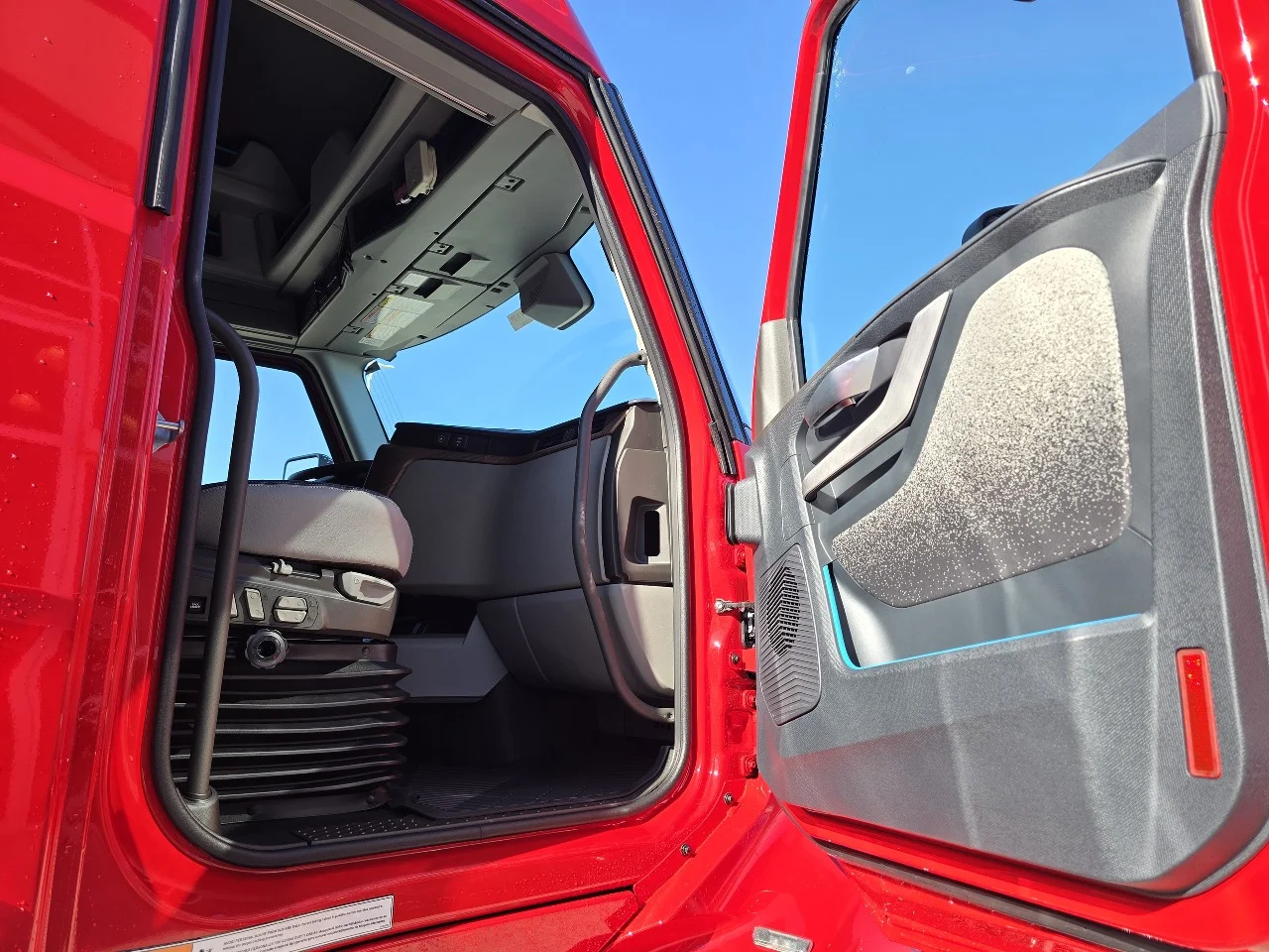 2027 Volvo VNL 860 in Toledo, OH — photo 12