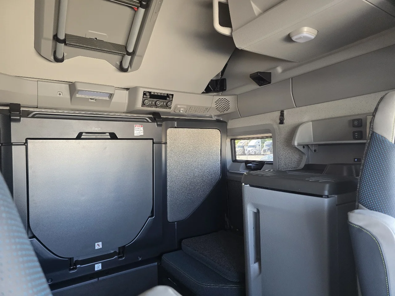 2027 Volvo VNL 860 in Toledo, OH — photo 11