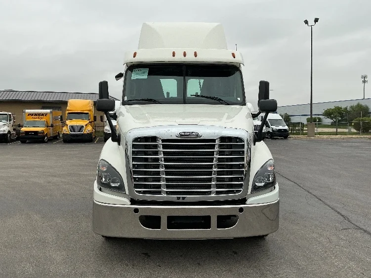 2019 Freightliner Cascadia in La Porte, IN — photo 2