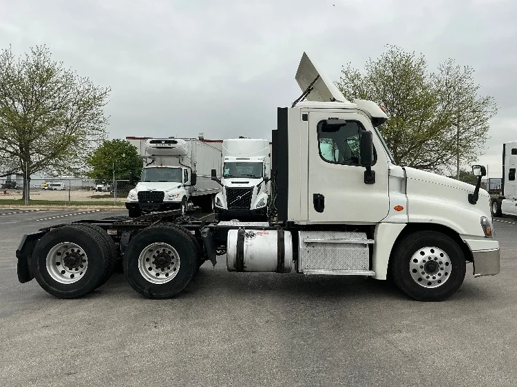 2019 Freightliner Cascadia in La Porte, IN — photo 8