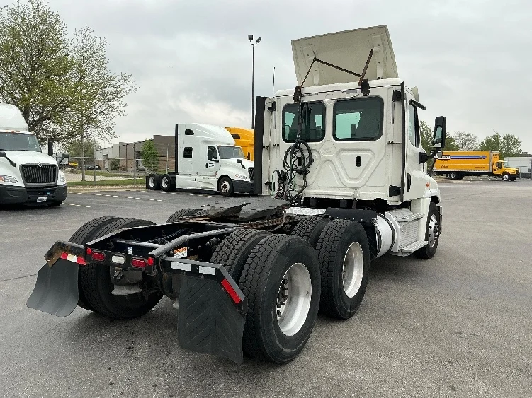 2019 Freightliner Cascadia in La Porte, IN — photo 7