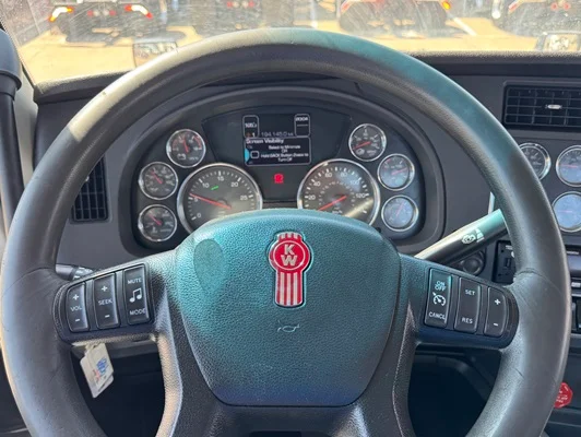 2022 Kenworth T680 in Dallas, TX — photo 3