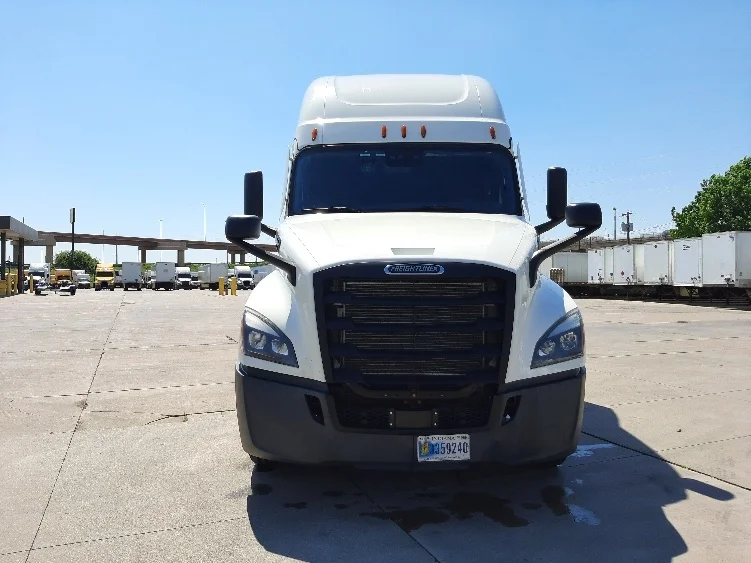 2023 Freightliner Cascadia - image 2
