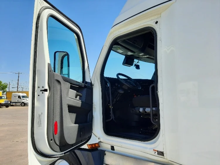 2023 Freightliner Cascadia - image 9