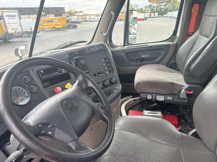 2019 Freightliner Cascadia in La Porte, IN — photo 10