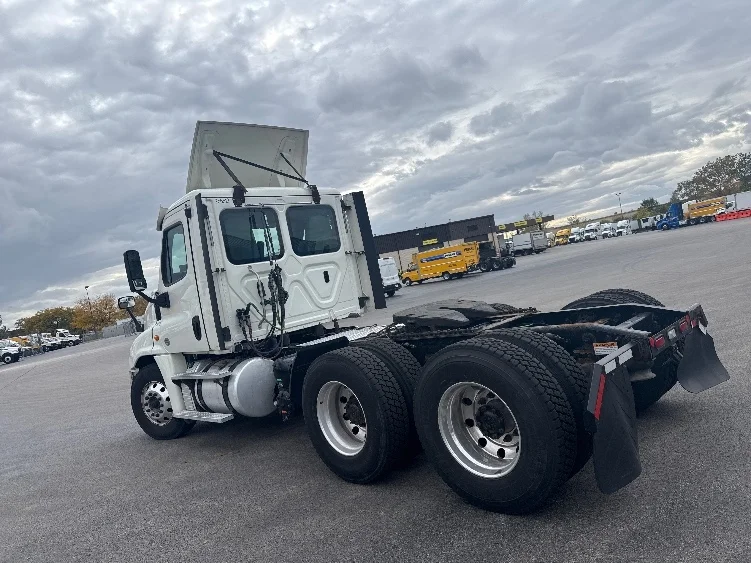 2019 Freightliner Cascadia in La Porte, IN — photo 5