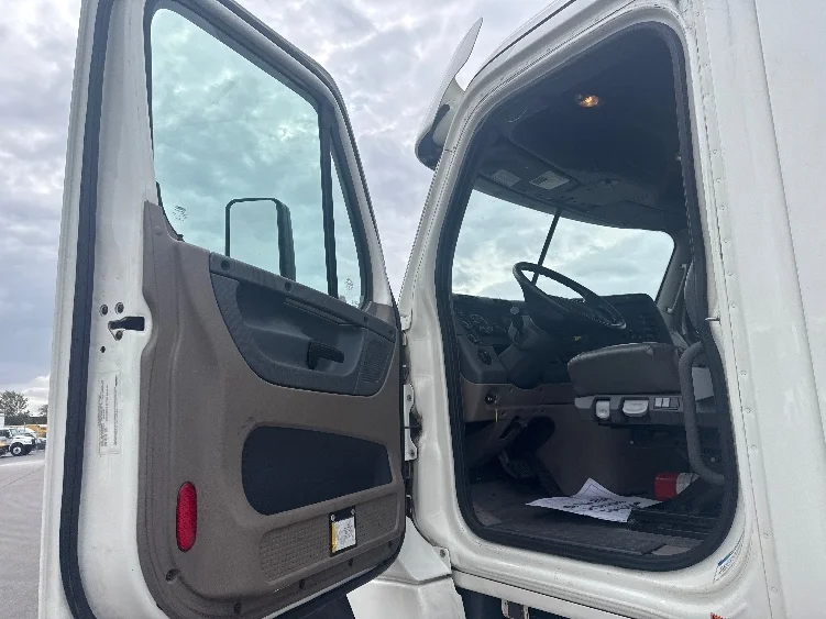 2019 Freightliner Cascadia in La Porte, IN — photo 9