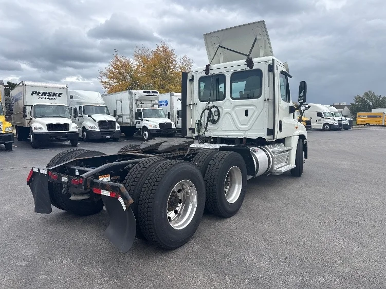2019 Freightliner Cascadia in La Porte, IN — photo 7