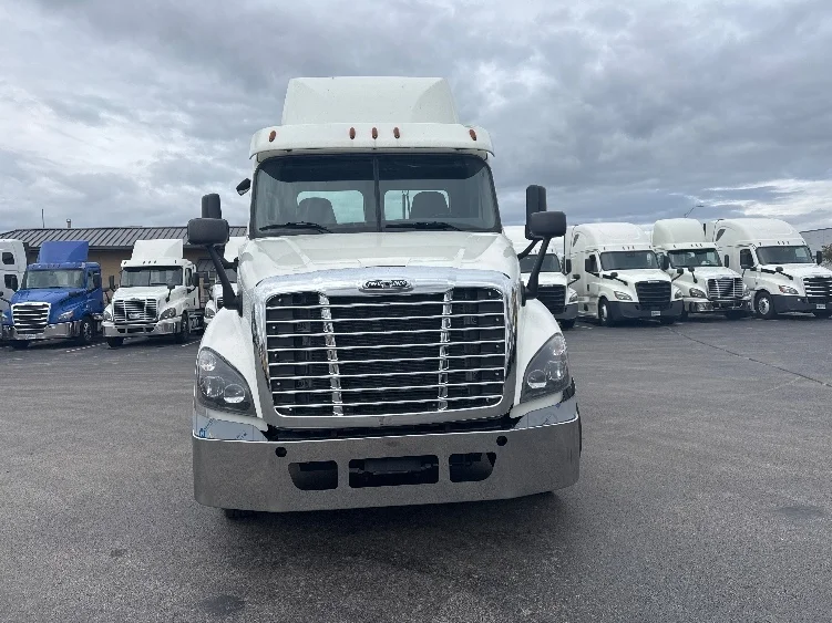 2019 Freightliner Cascadia in La Porte, IN — photo 2