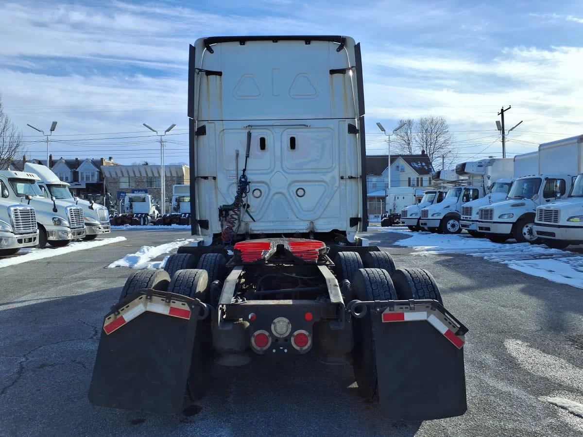 2019 Freightliner Cascadia - image 5