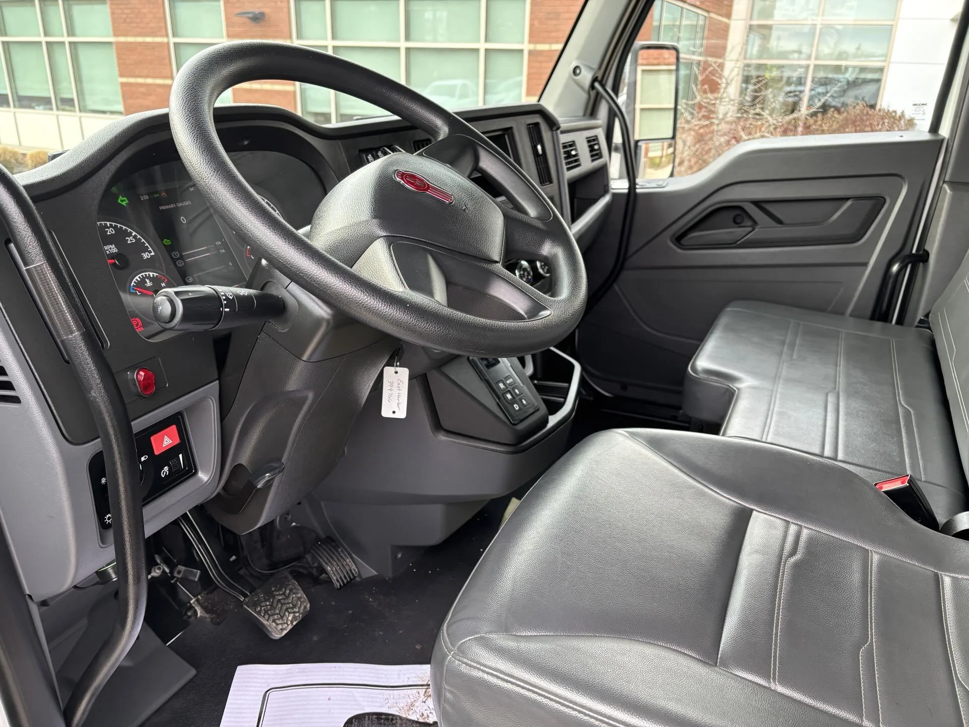 2025 Kenworth T280 - image 11