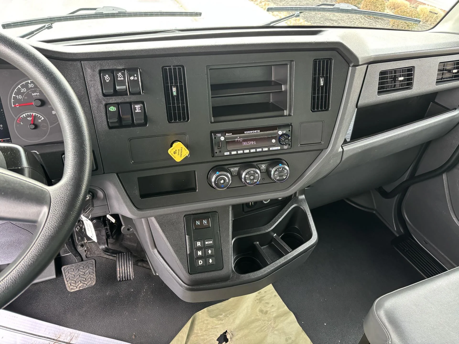 2025 Kenworth T280 - image 10