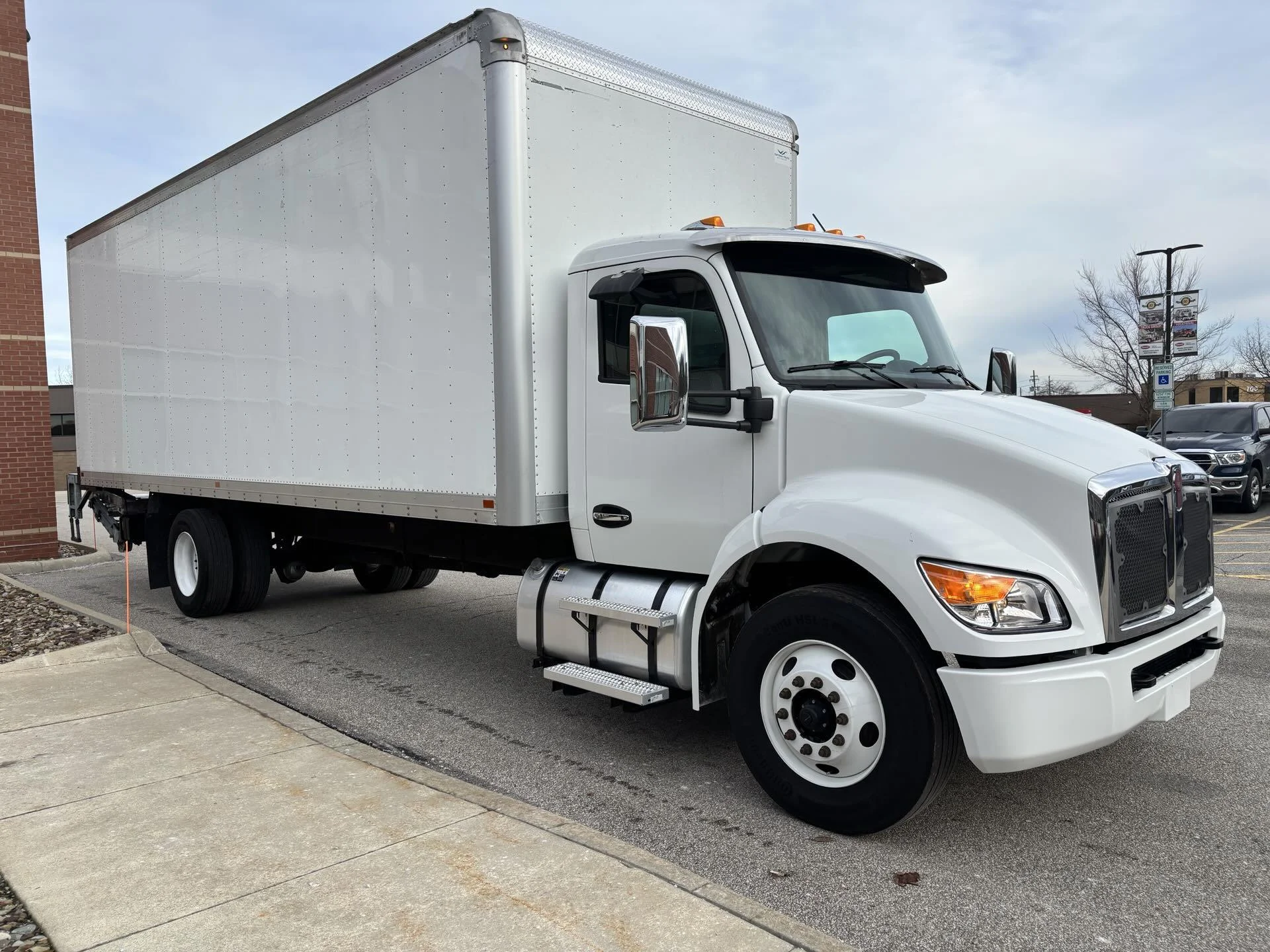 2025 Kenworth T280 - image 3