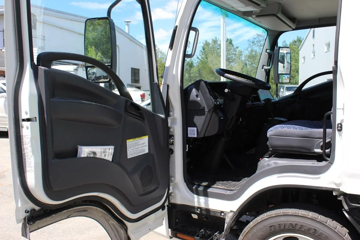 2024 Isuzu NRR - image 2