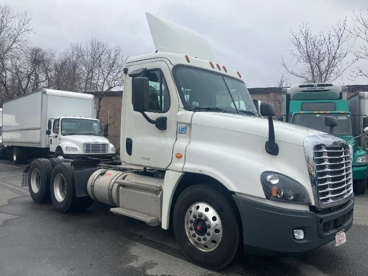 2019 Freightliner Cascadia in Fitchburg, MA — photo 3